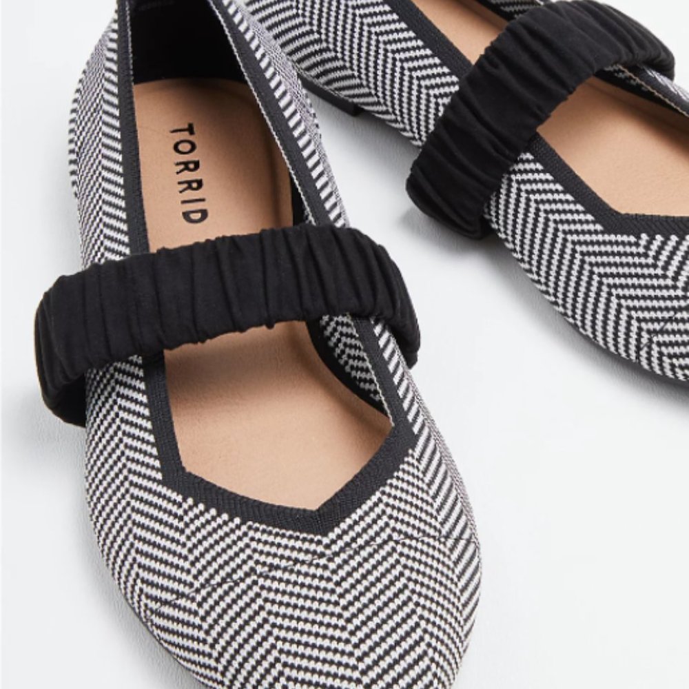 Pointed Toe Flat - Black Knit WW